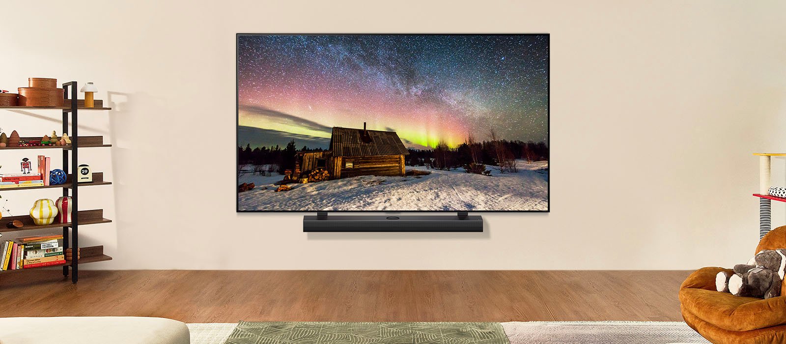 O imagine a unui LG TV și LG Soundbar &icirc;ntr-un spațiu de locuit modern &icirc;n timpul zilei. Imaginea aurorei boreale este afișată cu nivelurile ideale de luminozitate.