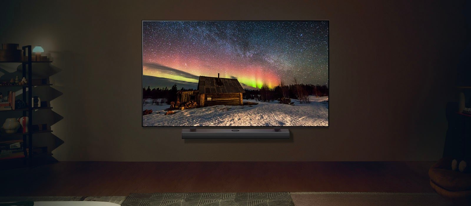 O imagine a unui LG TV și LG Soundbar &icirc;ntr-un spațiu de locuit modern &icirc;n timpul nopții. Imaginea aurorei boreale este afișată cu nivelurile ideale de luminozitate.