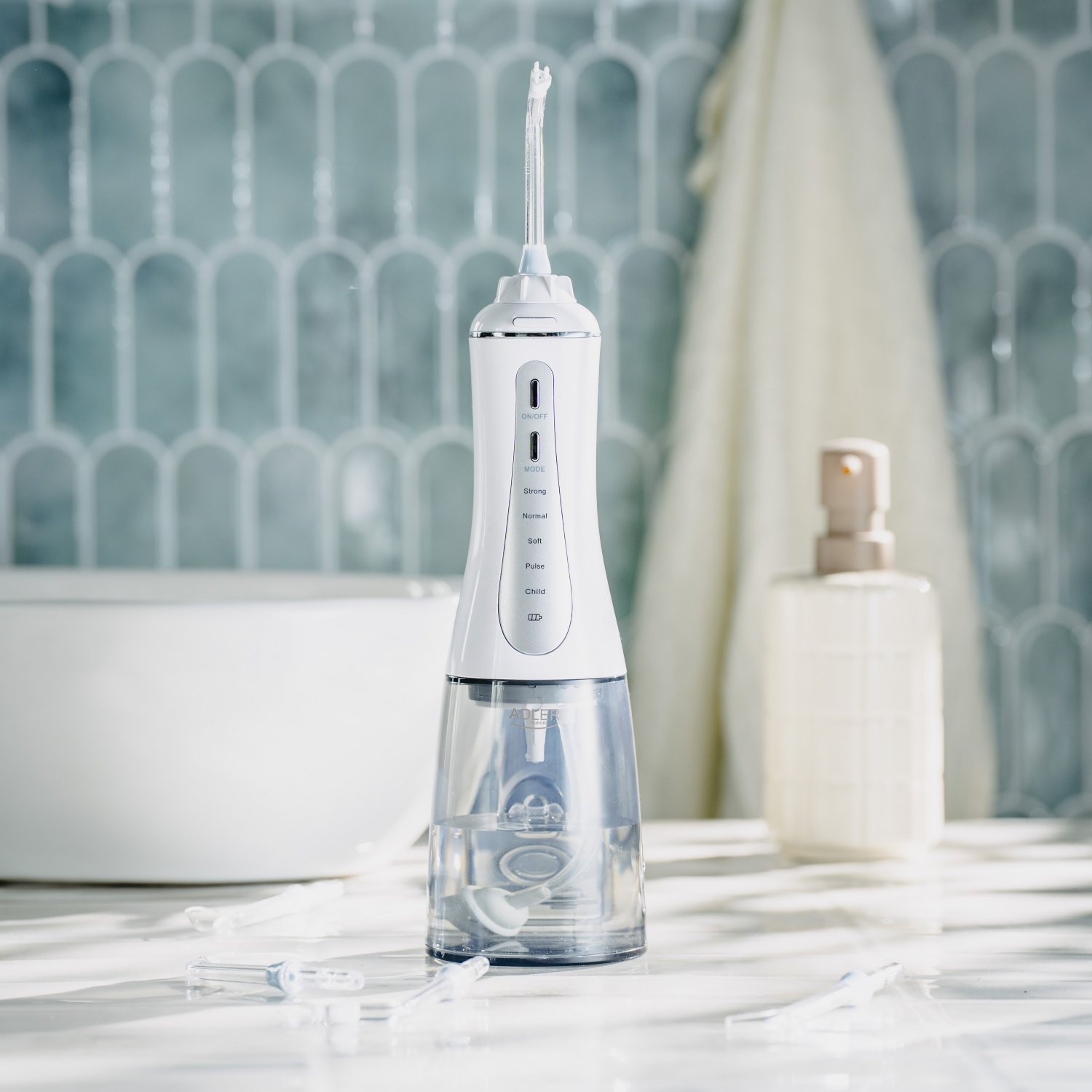 Ирригатор для полости рта Adler AD 2185 с 10 сменными насадками