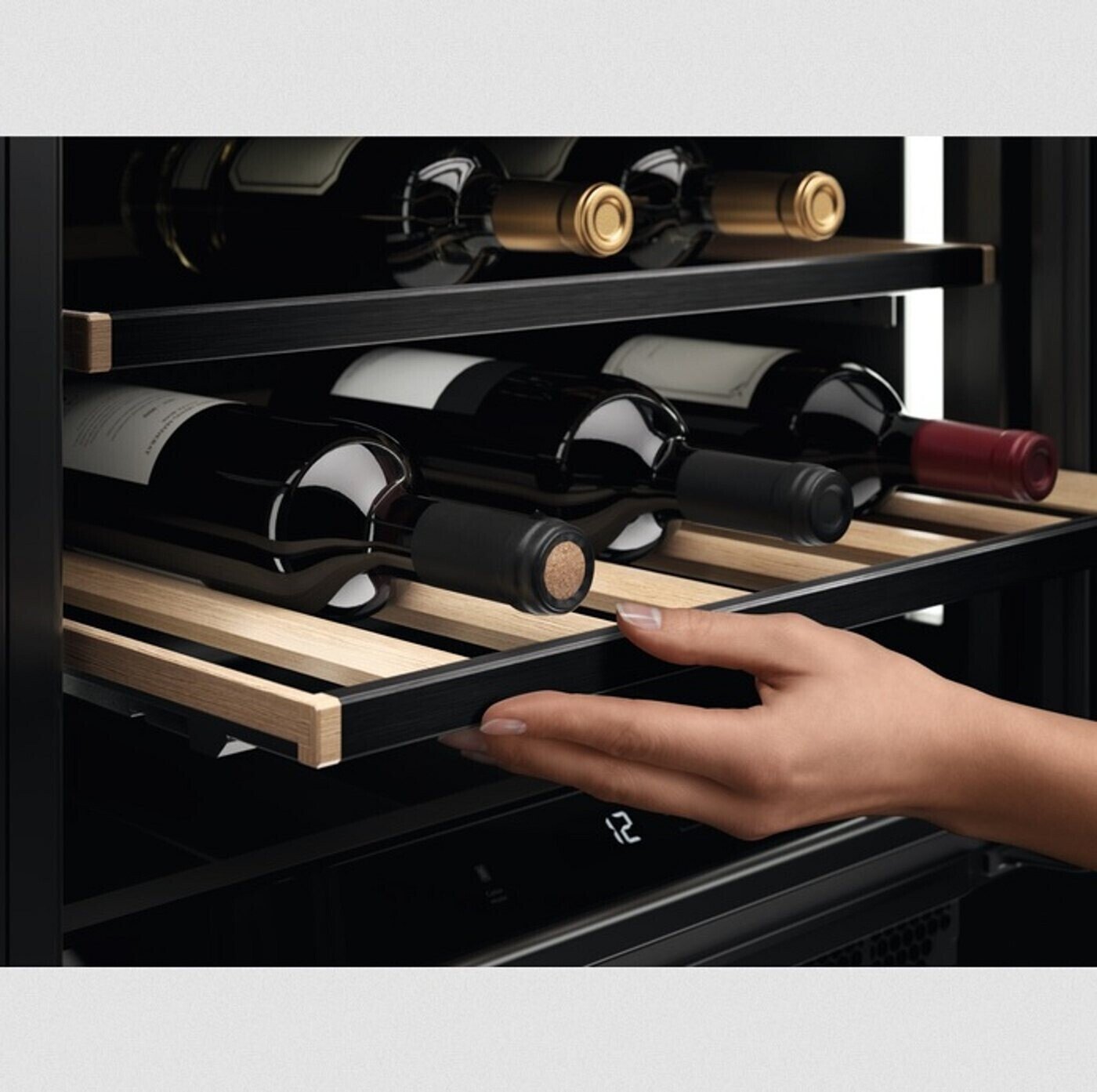 Racitor de vinuri incorporabil AEG AWUS020B5B